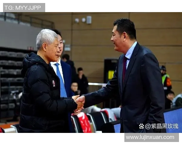 历史上那些在球场上闪耀的名人明星与他们的传奇故事